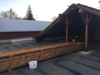 Dachstuhl zur Hälfte demontiert