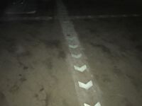 leuchtende Fluchtwegmarkierung im Parkhaus