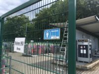 Dachrinnen reinigen in einem Gaswerk