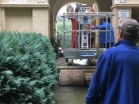 Spezialsteiger mit Raupenantrieb fährt durch schmale Toreinfahrt