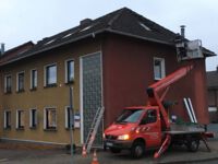 Dachrinnen aus Titanzink werden angebracht