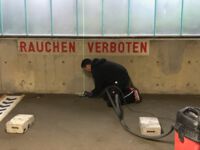 Nachleuchtende Markierung Parkhaus Bodenvorbereitung